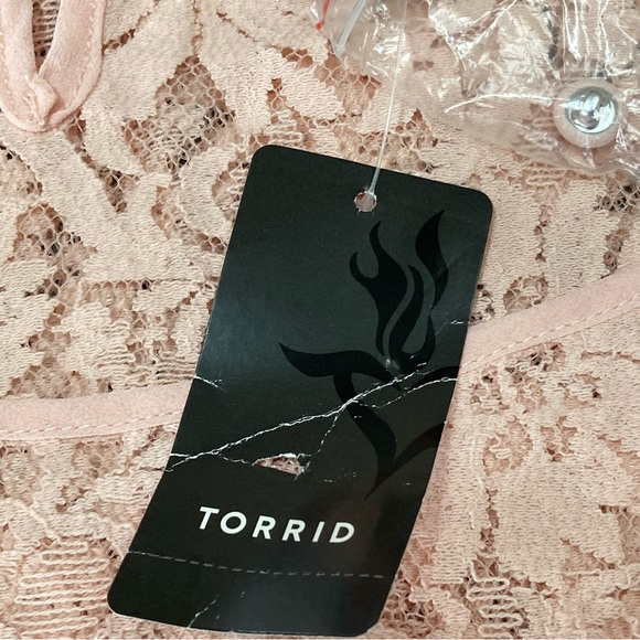 Torrid Size 1 Blush Short Sleeve Lace Top Cut Out Detailing NWT - Picture 4 of 9